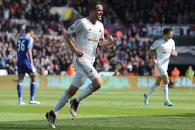 Gylfi Sigurdsson merayakan gol Swansea City ke gawang Chelsea di Stadion Liberty, Sabtu (9/4/2016). 