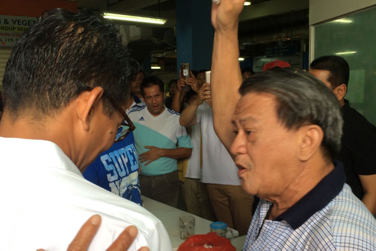 Sintoro, seorang kakek, nasihati cawagub DKI Jakarta Sandiaga Uno di Fresh Market, PIK, Jakarta Utara, Minggu (19/3/2017).