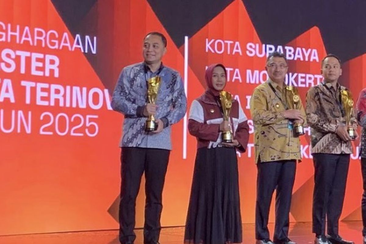 Wali Kota Surabaya, Eri Cahyadi saat menerima penghargaan dari Kemendagri, Rabu (10/12/2025).