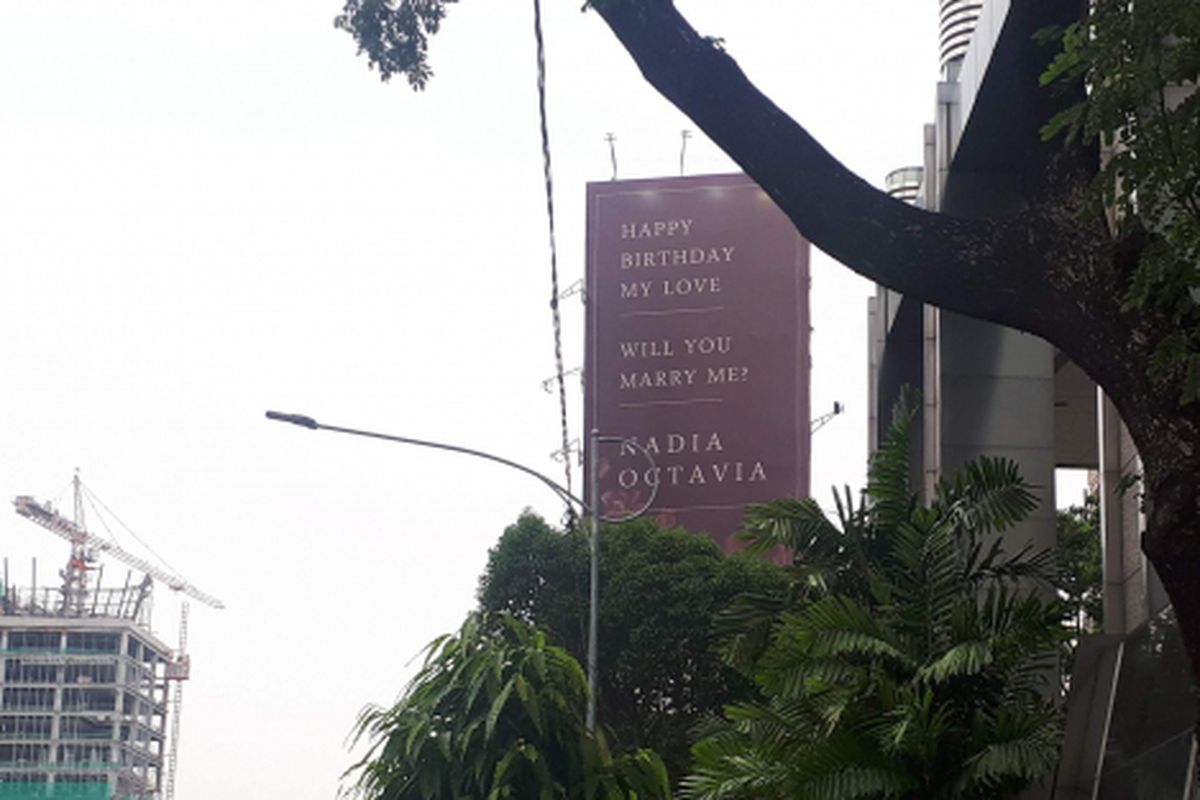 JAKARTA, KOMPAS.com - Sebuah ucapan ulang tahun dan lamaran terpasang di papan billboard atau papan reklame yang berlokasi di sebelah gedung Wisma Mulia, Jalan Gatot Subroto, Jakarta Selatan, Selasa (30/10/2018).