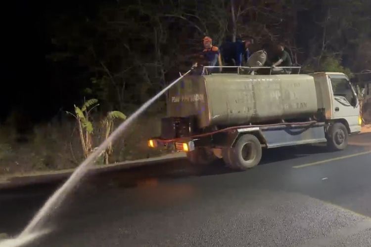 Jalan di Bangkalan Licin akibat Ceceran Garam dan Oli, Polisi Bersihkan Ruas Blega-Galis