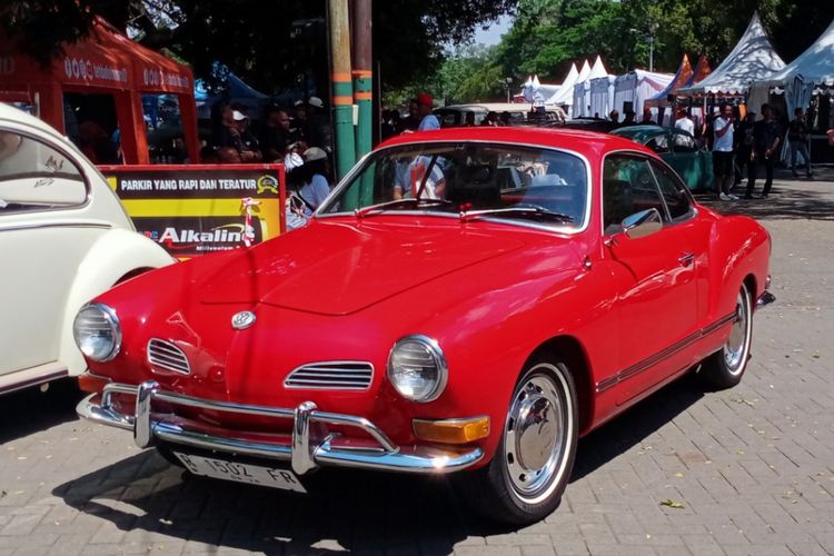 Volkswagen Karmann Ghia yang keberadaannya termasuk langka di Indonesia tampil di Lapangan Rampal, Kota Malang. 