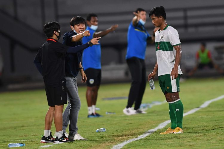 Pelatih Timnas Indonesia Shin Tae Yong (kedua kiri) memberi arahan kepada pemain Timnas Indonesia Bayu Fiqri saat bertanding melawan Timnas Timor Leste dalam pertandingan sepak bola Leg 2 FIFA Matchday di Stadion I Wayan Dipta, Gianyar Bali, Minggu (30/1/2022). Indonesia berhasil memenangkan pertandingan dengan skor 3-0.