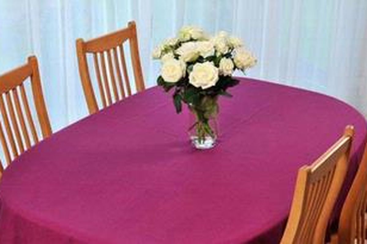 Jika memang tidak akan menggunakan kembali seprai lama Anda, gunting saja dan jadikan seprei sebagai taplak meja. Ada baiknya, percantik sedikit tampilannya dengan menambahkan renda atau aksen lain. 