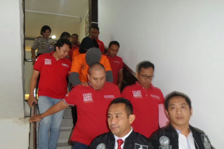 Vokalis Marcello Tahitoe alias Ello digiring menuju ruang jumpa pers di Sat Narkoba Polres Metro Jakarta Selatan, Jumat (11/8/2017).