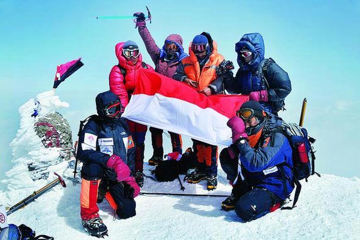 Tim Ekspedisi Tujuh Puncak Dunia dari Wanadri berhasil mendaki hingga puncak barat Elbrus (5.642 meter), tertinggi di Eropa, Kamis (19/8) siang. Mereka berhasil mencapai Elbrus setelah beberapa waktu lalu mencapai puncak Ndugu-Ndugu dan Kilimanjaro, yang merupakan tiga dari tujuh puncak dunia.