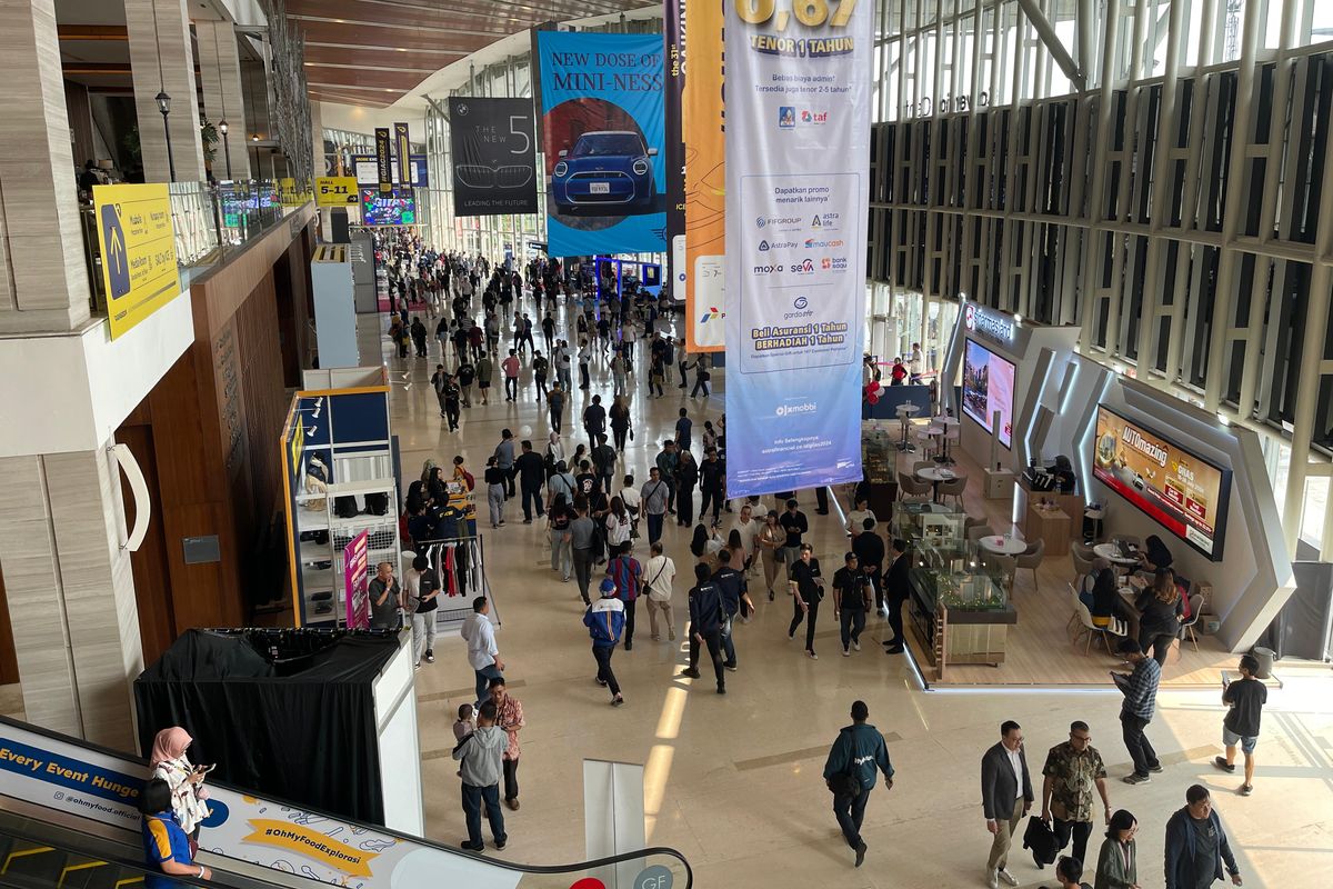 Suasana GIIAS 2024 di ICE BSD City, Tangerang, Banten.