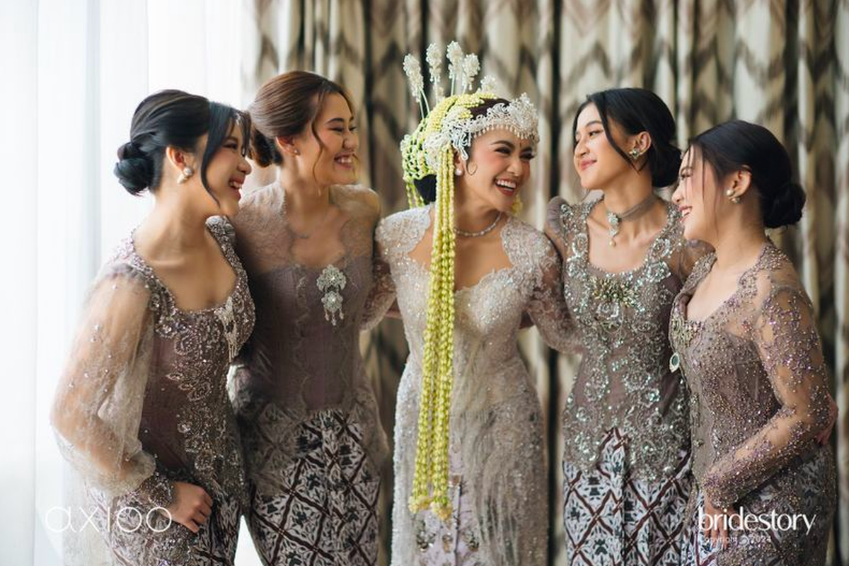 Penyanyi Mahalini Raharja dalam balutan kebaya Sunda rancangan desainer Asky Febrianti di hari pernikahannya, bersama dengan bridesmaid Jumat (10/5/2024)
