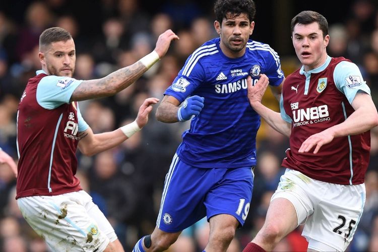 Striker Chelsea kelahiran Brasil, Diego Costa (tengah) ditantang oleh bek Burnley asal Inggris Michael Keane (kanan) selama pertandingan sepak bola Liga Premier Inggris antara Chelsea dan Burnley di Stamford Bridge di London pada 21 Februari 2015.