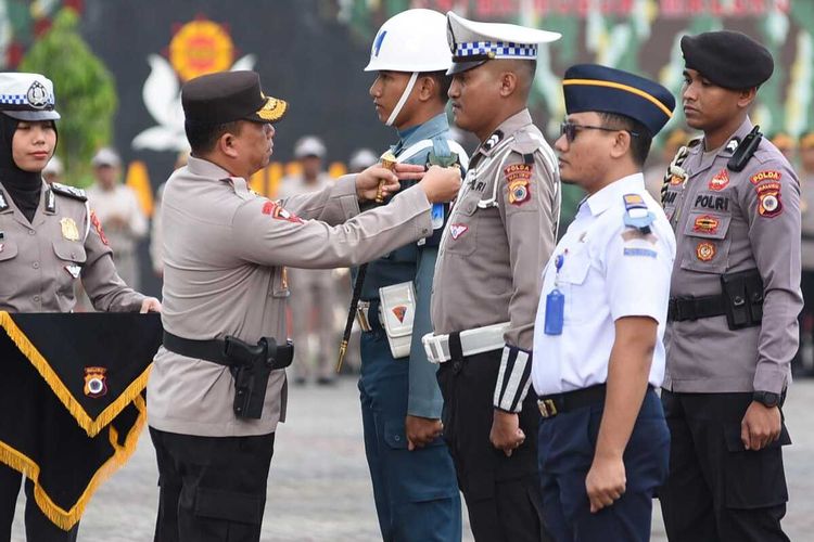 Kapolda Maluku saat memimpin apel pasukan Operasi Zebra Siwalima Tahun 2023 di Lapangan Polda Maluku, Senin (4/9/2023)