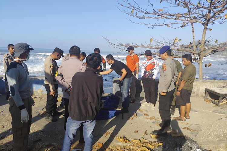 Hendak Cari Ikan, Warga Sukabumi Temukan Mayat Perempuan Bertato di Pantai Karanghawu