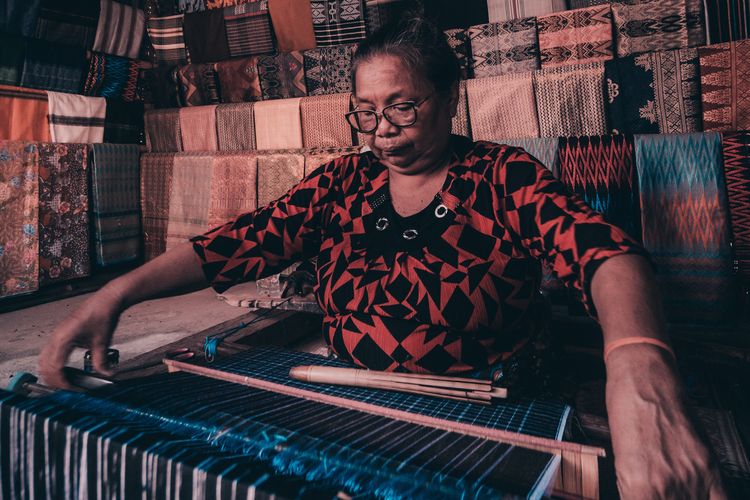 Ilustrasi wanita menenun di Lombok, Nusa Tenggara Barat