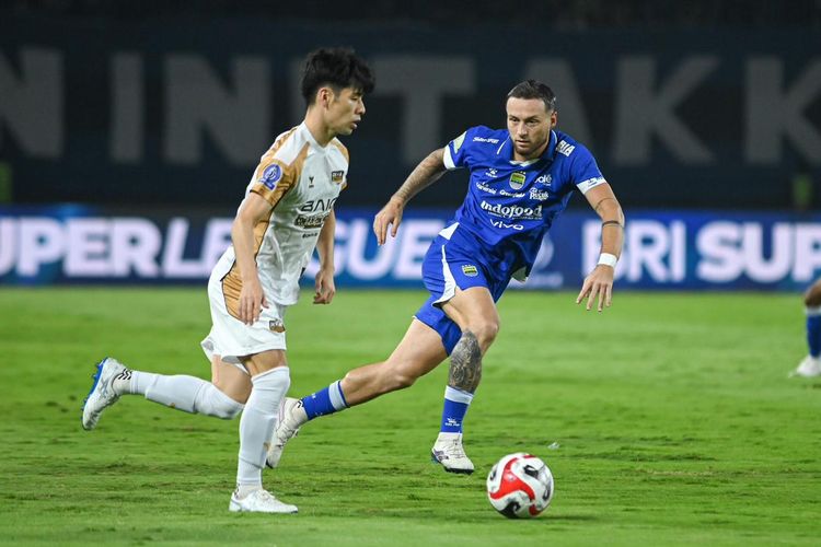Aksi pemain Dewa United, Taisei Marukawa, menghadapi kapten Persib Bandung, Marc Klok, pada laga lanjutan Super League 2025-2026 di Stadion Gelora Bandung Lautan Api, Jumat (21/11/2025).