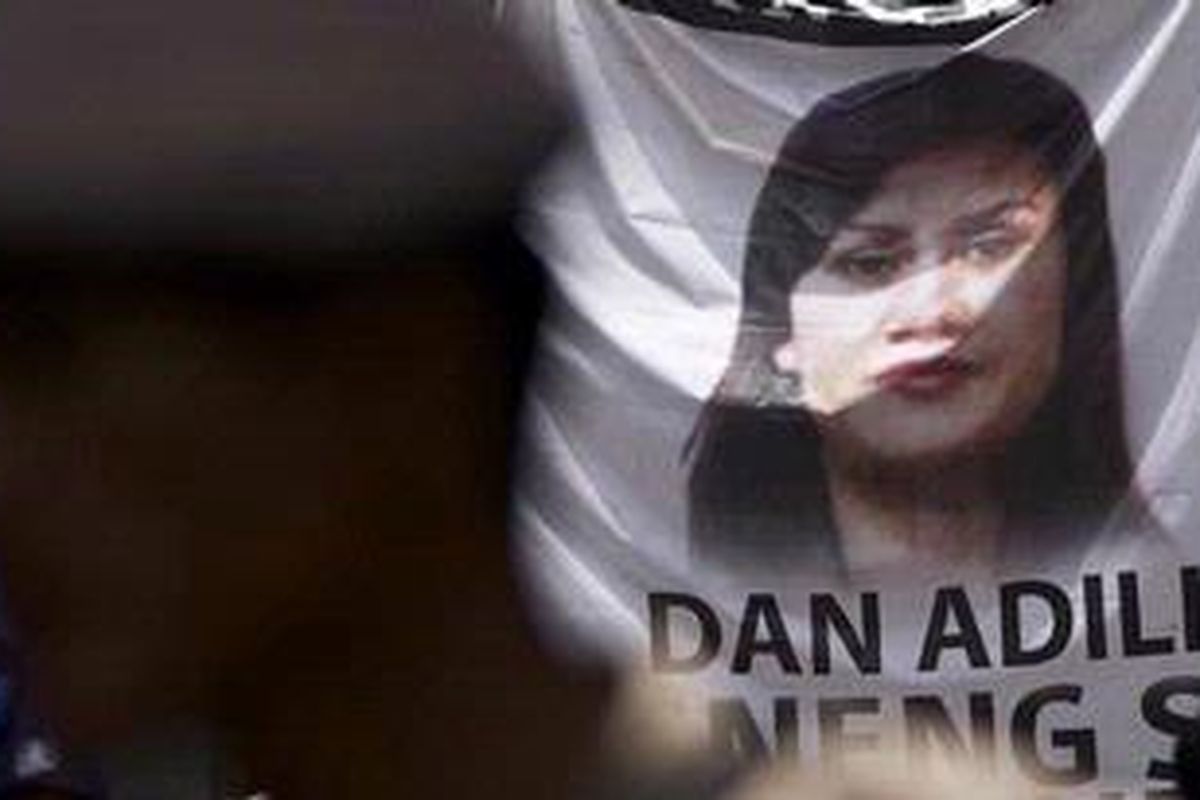 Para pengunjuk rasa dari Komite aksi Mahasiswa Pemuda untuk Reformasi dan Demokrasi membentangkan spanduk dan poster foto Muhammad Nazaruddin dan istrinya Neneng Sri Wahyuni di depan Pengadilan Tindak Pidana Korupsi, Jakarta, Rabu (29/2/2012). Mereka menuntut buronan Komisi Pemberantasan Korupsi tersebut segera ditangkap dan diproses secara hukum. 