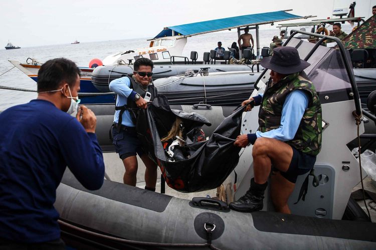 Petugas dari kesatuan komandan pasukan katak (Kopaska) mengangkat kantong jenasah yang berisi serpihan dan barang dari penumpang pesawat pascakecelakaan pesawat Lion Air JT 610 di perairan Karawang, Pantai Tanjung Pakis, Jawa Barat, Selasa (30/10/2018).