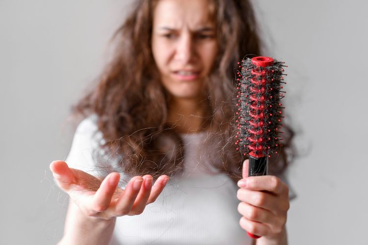 Rambut Rontok? Ini Kaitannya dengan Pola Makan dan Nutrisi Tubuh