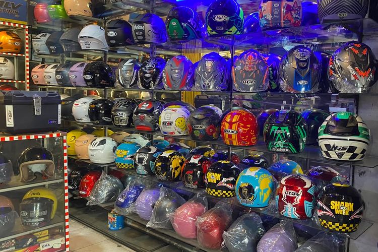 Helm Tak Sengaja Jatuh ke Aspal, Masih Layak atau Wajib Ganti?