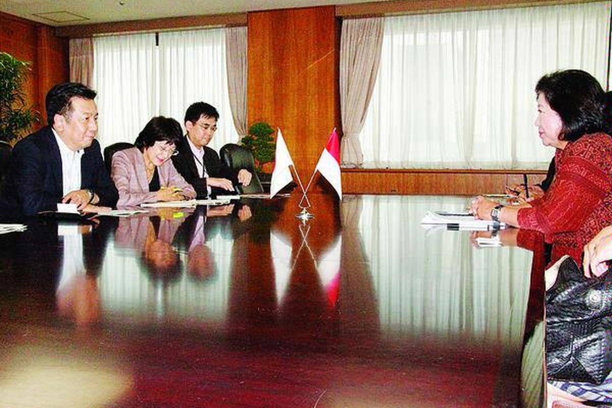 Menteri Pariwisata dan Ekonomi Kreatif Mari Elka Pangestu (kanan) bertemu Menteri Ekonomi, Perdagangan, dan Industri Jepang Yukio Edano (paling kiri) di Tokyo, Jepang, Kamis (20/9). Kedua menteri membicarakan kerja sama terkait dengan pengembangan industri pariwisata. Kunjungan Mari bertepatan dengan ajang Japan Association of Travel Agents 2012.