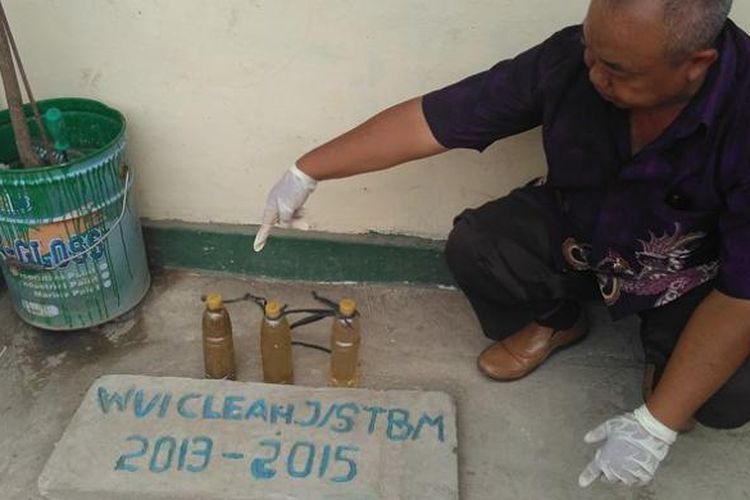 Abie Wiwoho, Pendiri IPAL Center menunjukkan septic tank biofilter di depan rumah warga Kelurahan Semper Barat, CIlincing, Jakarta Utara, Selasa (24/11/2015).