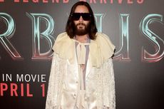 Gaya Glamor Jared Leto Kala Hadiri Pemutaran Perdana Morbius