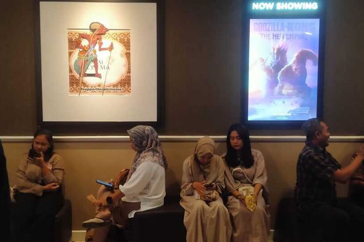 Kehadiran Local Cinema di Kota Mataram, memberikan ruang bagi kebudayaan lokal, yaitu munculnya wayang sasak (wayang kulit) di sejumlah displey bioskop Local Cinema yang baru saja Lounching, Rabu ( 27/3/2024).