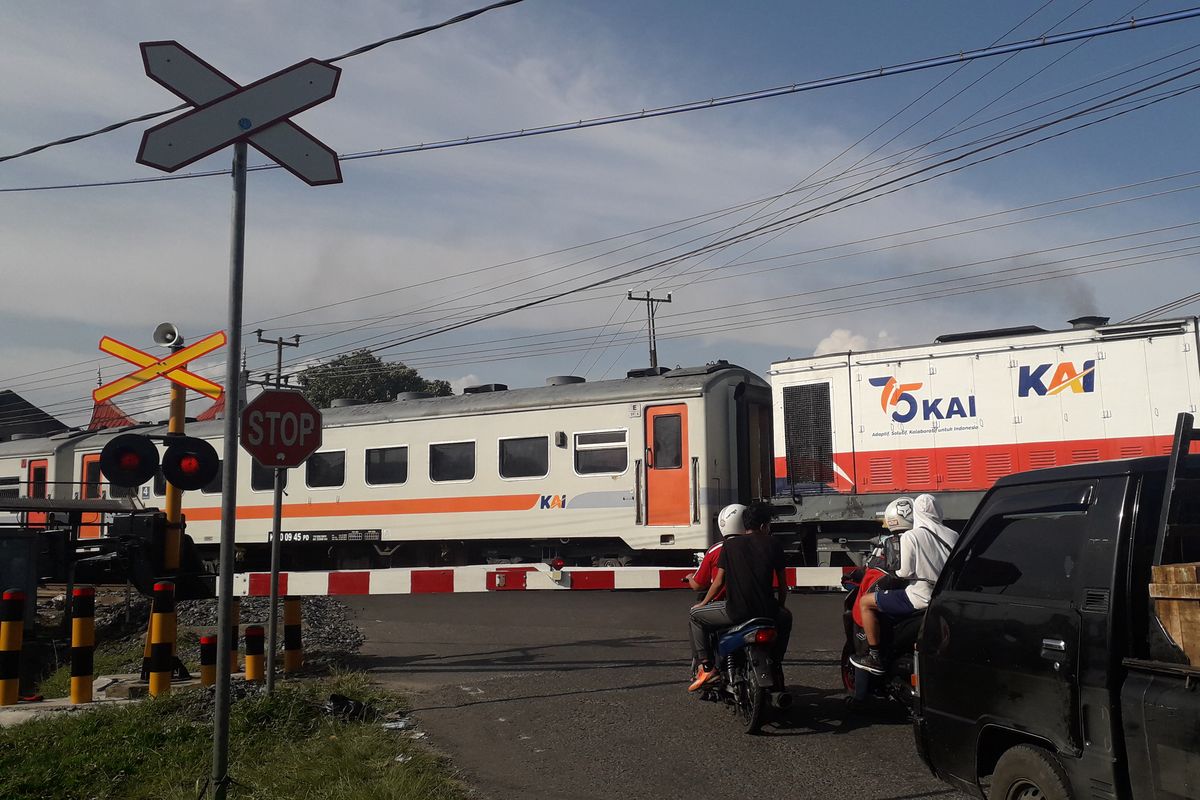 Perlintasan sebidang kereta api. Aturan perlintasan kereta api. Bagaimana aturan perlintasan kereta api di Indonesia?