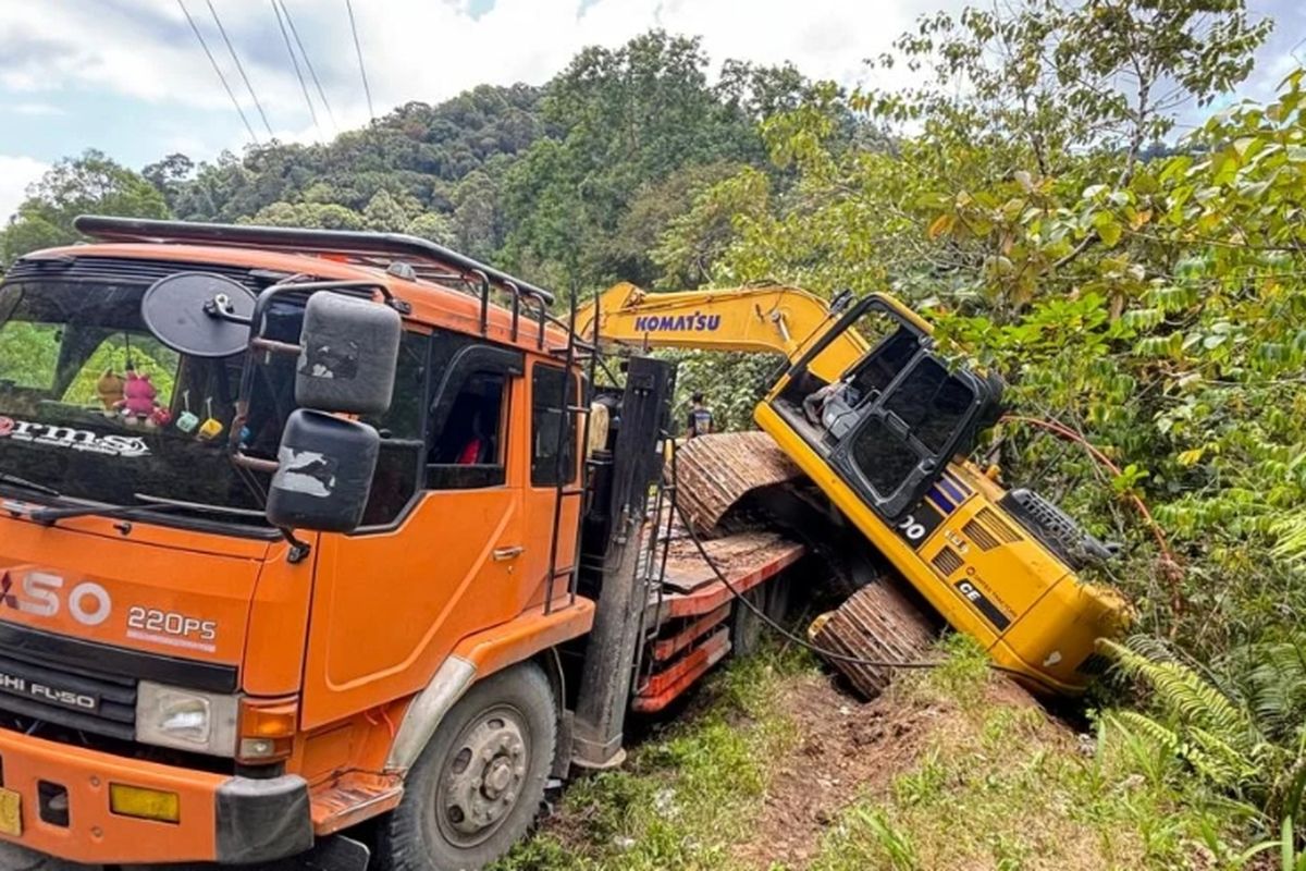 Sebuah alat bera terjatuh dan menimpa eks Ketua DPRD Pasaman, Rabu (3/12/2025)