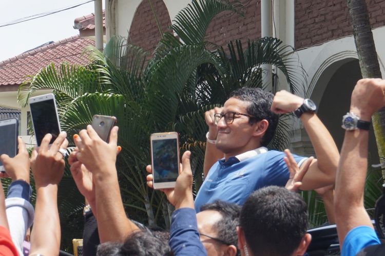 Sandiaga Uno saat berpose di depan pendukungnya saat berkunjung ke Banyuwangi, Selasa (27/11/2018).