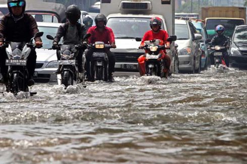 Jangan Lakukan Hal Ini jika Motor Mogok Usai Terjang Banjir