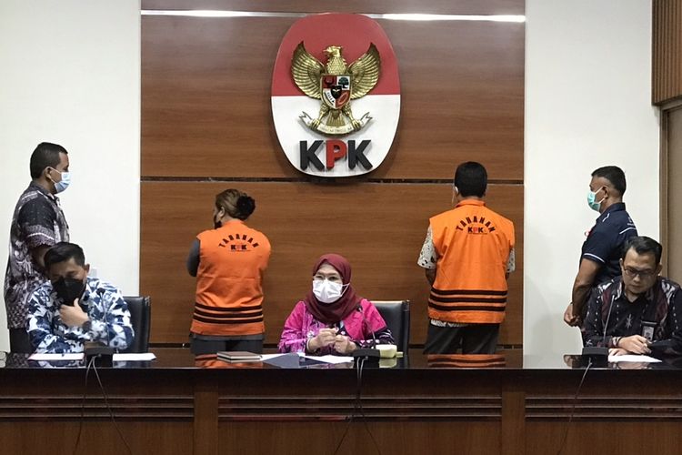 Wakil Ketua KPK Lili Pintauli Siregar dalam konferensi pers pengumuman dan penahanan tersangka kasus dugaan korupsi pengurusan DID, Tabanan, di Gedung Merah Putih KPK, Jakarta, Kamis (24/3/2022).