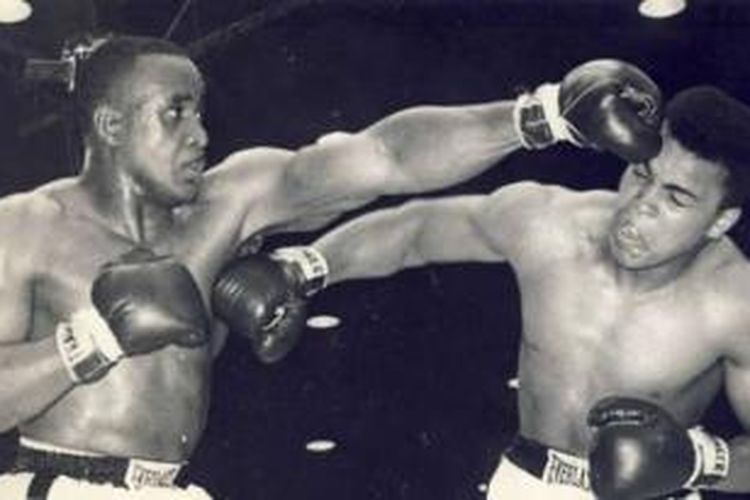 Cassius Clay (Muhammad Ali)  saat mengalahkan Sonny Liston pada 1964