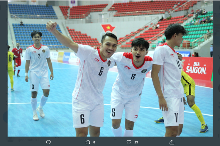 Para pemain timnas Indonesia merayakan gol ke gawang Malaysia dalam laga lanjutan cabang olahraga futsal SEA Games 2021 di Ha Nam Gymnasium, Senin (16/5/2022).