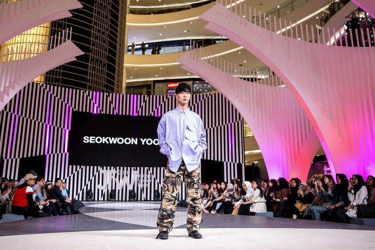 Model memeragakan busana rancangan KOCCA presents Seokwoon Yoon, SETSETSET saat Jakarta Fashion Week di Jakarta, Selasa (22/10/2019). JFW 2020 menampilkan karya lebih dari 270 label dan desainer, baik nasional maupun internasional dengan lebih dari 2.800 koleksi busana terbaru.