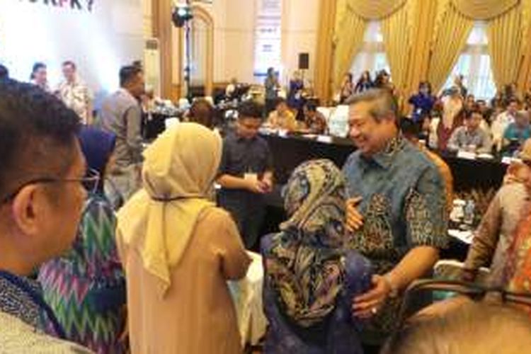 Ketua Umum Partai Demokrat Susilo Bambang Yudhoyono kopi darat dengan netizen membahas revisi UU KPK, di Cibubur, Sabtu (20/2/2016).