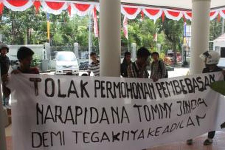 Puluhan aktivis Pusat Kajian Tambang Sulawesi Tenggara (Pukat Sultra) berunjukrasa di Kantor Kemenhukum dan HAM, memprotes pemberian pembebasan bersyarat kepada salah seorang narapidan penggelapan dana perusahaan tambang yang ditahan di Rutan Kendari.