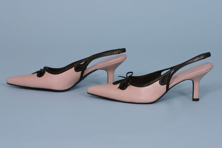 Ilustrasi sepatu perempuan model slingback, salah satu jenis sepatu hak tinggi