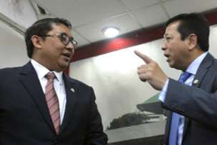 Ketua DPR Setya Novanto (kanan) dan Wakil Ketua DPR Fadli Zon selesai menyampaikan keterangan dan klarifikasi terkait kunjungan mereka dan sejumlah anggota DPR lain ke Amerika Serikat beberapa waktu lalu di Kompleks Gedung Parlemen, Jakarta, Senin (14/9/2015). 