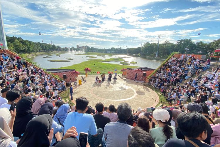 Pertunjukan Tari Kecak di TMII Dipadati Pengunjung, Antrean Panjang Terjadi 2 Jam Sebelum Acara