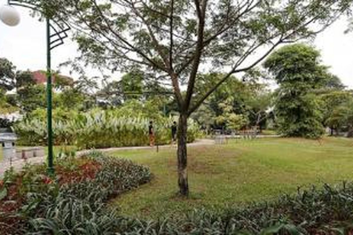 Suasana asri di Taman Matraman di kawasan Kebayoran Baru, Jakarta Selatan, Kamis (25/6). Lokasi taman yang masih tergolong baru itu dulunya adalah area SPBU yang kemudian dikembalikan ke fungsinya sebagai jalur hijau. Taman baru sebagai ruang terbuka hijau (RTH) tumbuh di kawasan Jakarta Selatan.