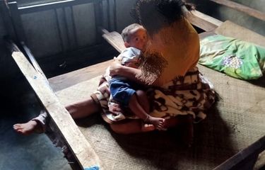Kaki Kanan Dipasung, Seorang Ibu di NTT Tetap Menyusui Bayinya ...