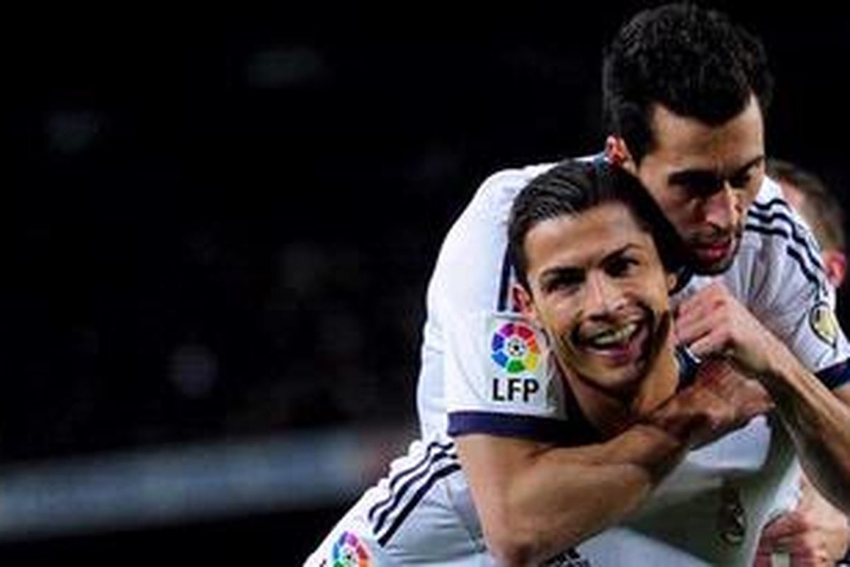 Bintang Real Madrid, Cristiano Ronaldo, merayakan golnya bersama rekannya Alvaro Arbeloa usai membobol gawang Barcelona, Selasa (26/2/2013). Dalam pertandingan itu, Ronaldo sukses mencetak dua gol, sekaligus membawa Madrid meraih kemenangan dengan skor 3-0. 
