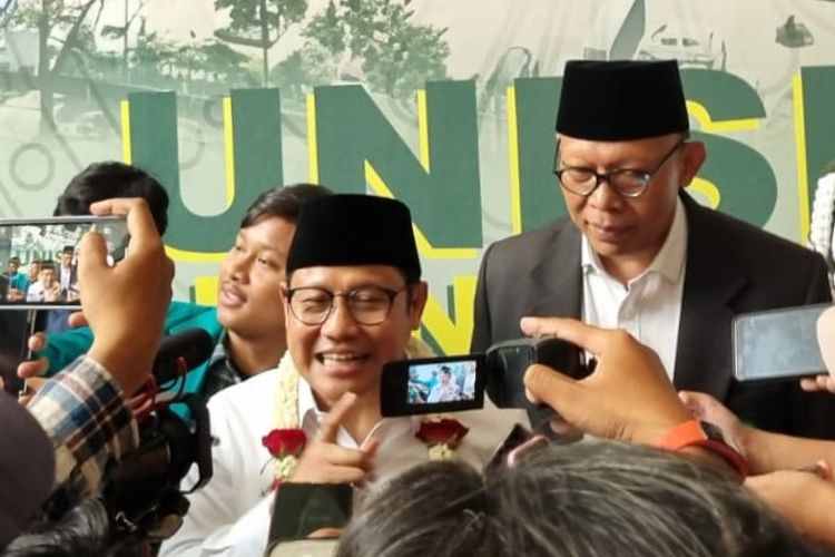 Muhaimin Iskandar atau dikenal Cak Imin saat diwawancarai awak media di Unisma, Kota Malang pada Rabu (1/11/2023).
