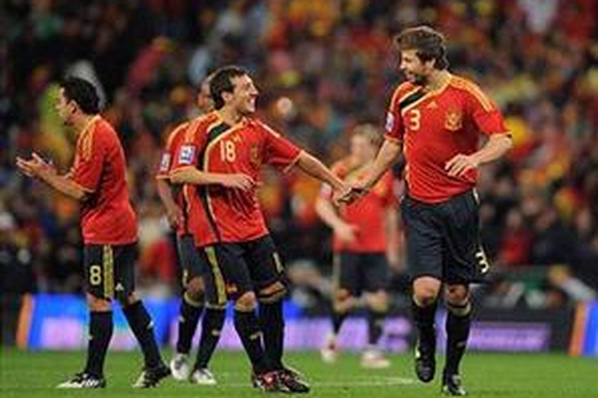 Para pemain Spanyol merayakan gol Gerard Pique (kanan) ke gawang Turki pada duel kualifikasi Piala Dunia 2010 di Madrid, Sabtu (28/3).