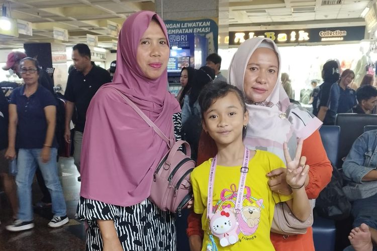 Pengunjung Pasar Tanah Abang, Jakarta Pusat, Sofi (45), Vania (10), dan Mia (44) yang datang dari Sumbawa, Nusa Tenggara Barat, Selasa (3/4/2024).