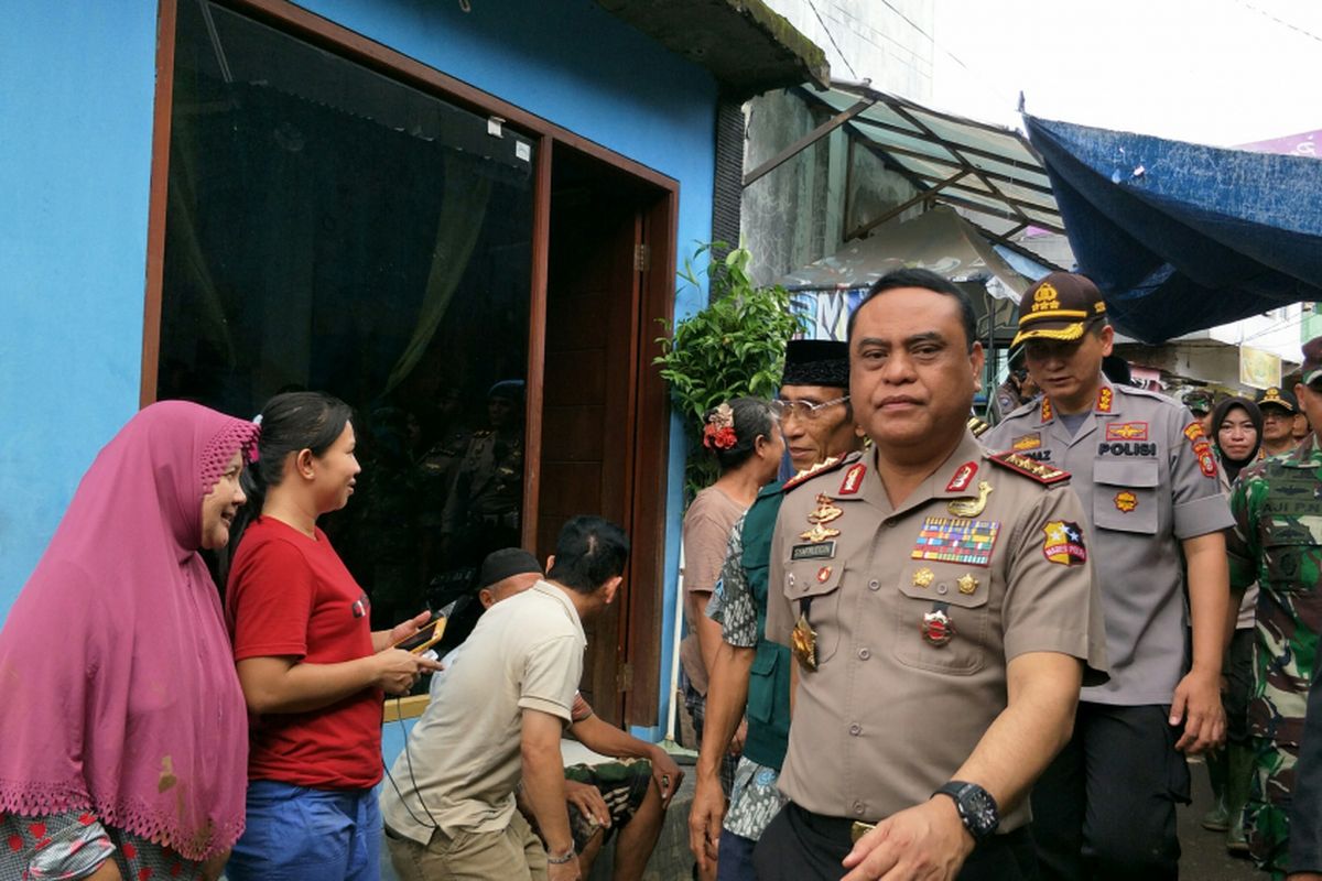 Wakil Kepala Polri Komjen Pol Syafruddin meninjau lokasi banjir akibat luapan Sungai Ciliwung di Kelurahan Pejaten Timur, Pasar Minggu, Jakarta Selatan, Selasa (6/2/2018).