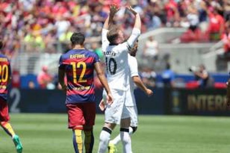 Striker Manchester United, Wayne Rooney (nomor 10), merayakan gol ke gawang Barcelona pada laga di Stadion Levi's, Santa Clara, Sabtu (25/7/2015).