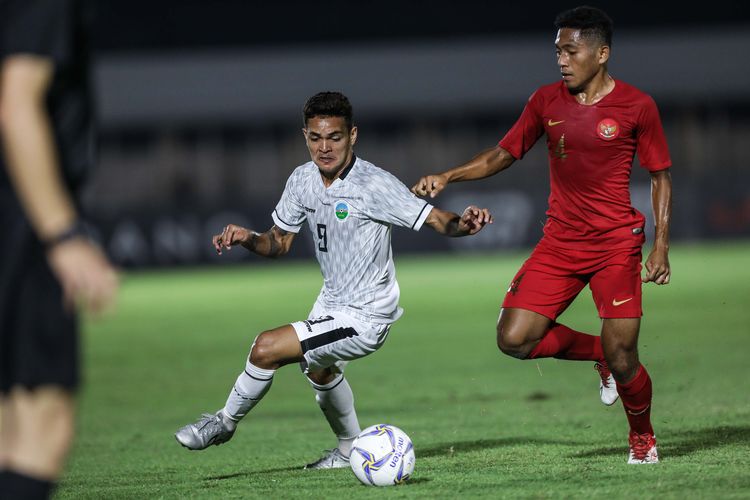 Pemain timnas Indonesia U-19, Muhammad Fajar Fathur beraksi saat melawan timnas Timor Leste U-19 pada laga babak kualifikasi grup K Piala Asia U-19 2020 di Stadion Madya Gelora Bung Karno, Senayan, Jakarta, Rabu (6/11/2019). Pertandingan timnas U-19 Indonesia vs Timor Leste berakhir dengan skor 3-1.