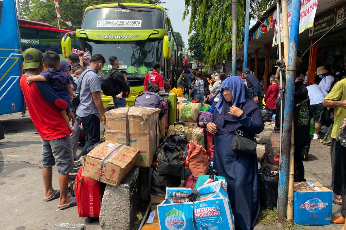 Warga mulai meninggalkan ibu kota dari Terminal Kalideres, Jakarta Barat untuk mudik Lebaran, Rabu (19/4/2023). 