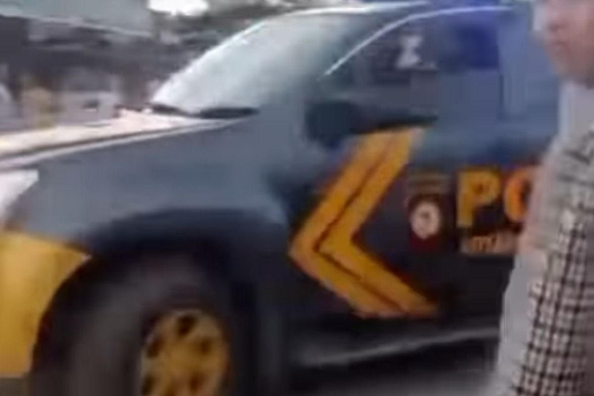 Potongan gambar viral mobil polisi keluar dari lokasi judi sabung ayam di Desa Punggulan, Kecamatan Air Joman, Asahan, Minggu (20/4/2025)