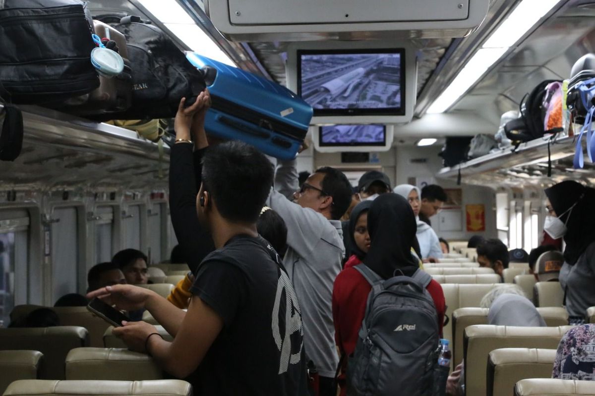 Kondisi di salah satu gerbong kereta di Stasiun Kota Malang, Jawa Timur. 